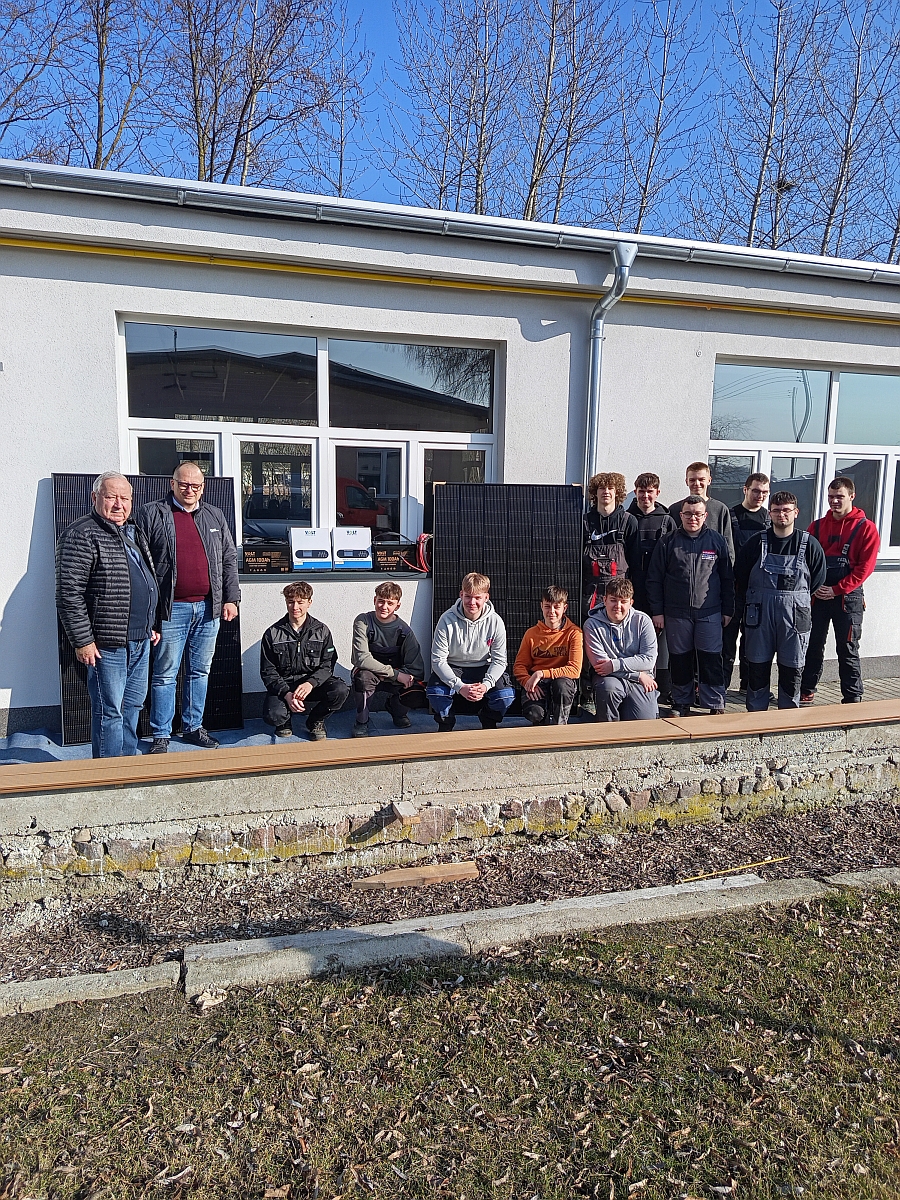 Szkoła zainwestowała w nowoczesny sprzęt w postaci zestawów fotowoltaicznych typu OFF-GRID przeznaczonych dla klasy technikum elektrycznego