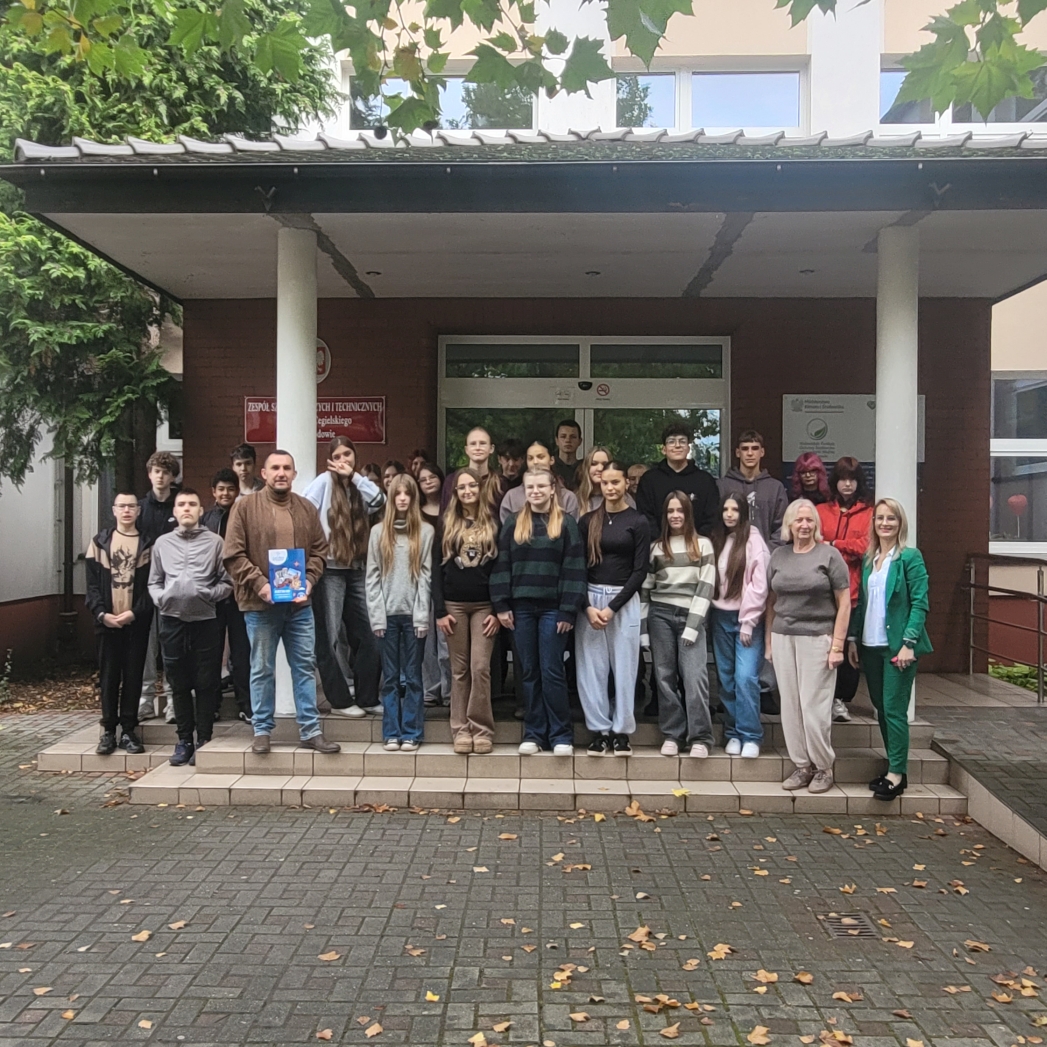 Uczniowie klas 1TS i 1TH uczestniczyli w interesującym spotkaniu z Panem Bartoszem Świergielem, właścicielem biura podróży „Koziołek Travel” z Poznania.