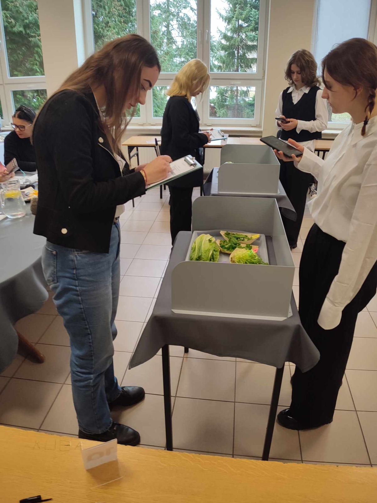 Kamila Sienkiewicz z V klasy Technikum Żywienia i Usług Gastronomicznych zajęła I miejsce w Międzyszkolnym konkursie wiedzy z zawodu technik żywienia i usług gastronomicznych